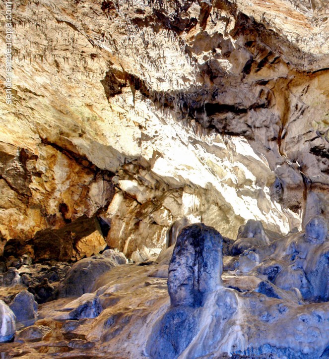 Formaciones color azul en cueva