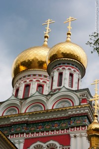 Goldene Kuppeln der Shipka-Kirche in Bulgarien