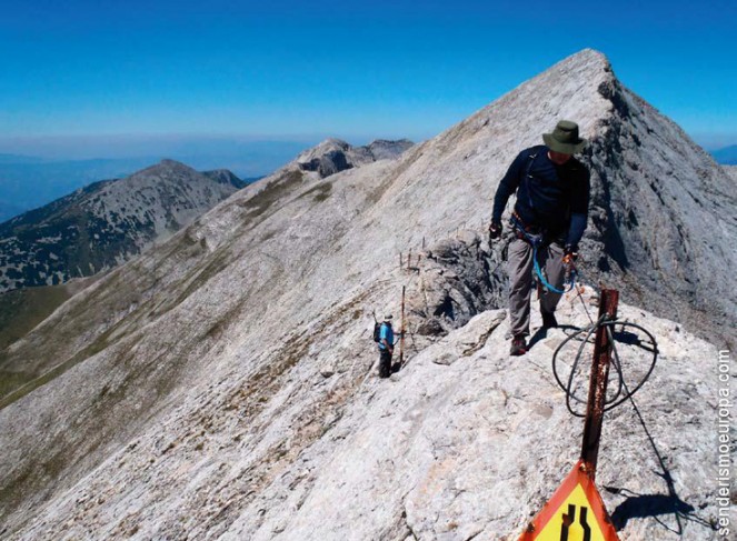 Senderista pics de muntanya de roca de Pirin