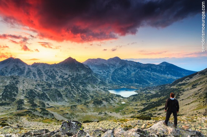 Capvespre muntanyes de parc nacional de Pirin