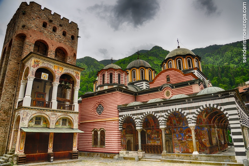Torre medieval y frescos del monasterio de Rila en Bulgaria