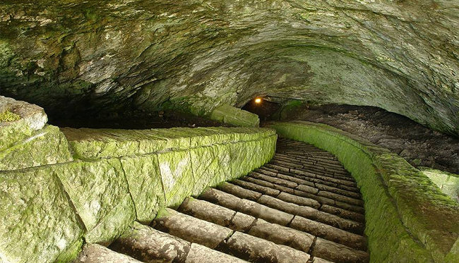 entrada a la cueva de Magura